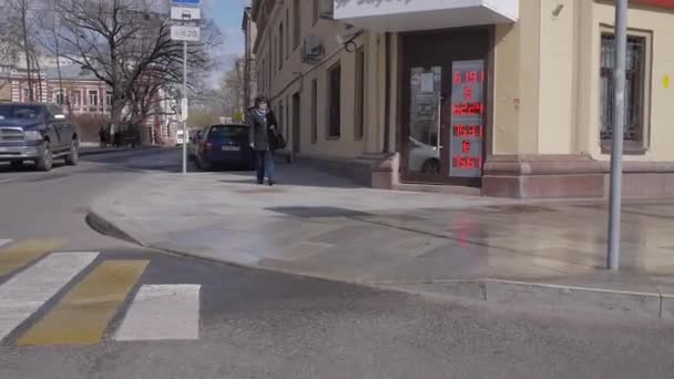 MOSCOU, RUSSIE - 28 AVRIL 2018 : Vue latérale d'une machine à laver les carreaux de trottoir après l'hiver — Video