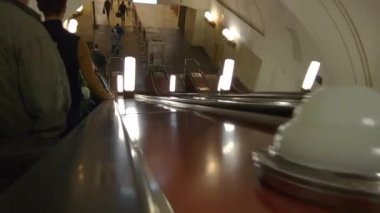 Halklar Moskova Metro bir yürüyen merdiven üzerinde aşağı taşı