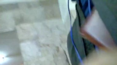 Adam üzerinde geçiş metro istasyonu Novokuznetskaya yürüme iç cebinde telefonu gizler