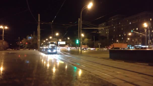 Nowy tramwaj przechodzi przez aparat na tle dużego natężenia ruchu na autostradzie. — Wideo stockowe