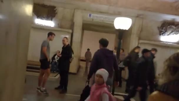 Moskou, Rusland - September 16, 2018: Menigte op Novokuznetskaya metro station — Stockvideo