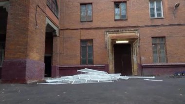 İnşaatçılar çerçeveler penceresinden yere atmak