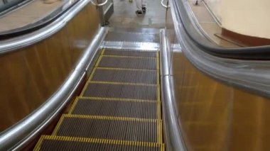 İki kız eşofman, metro istasyonu Tretyakovska yürüyen merdiven--dan inerler