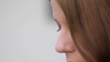 Bir sigara içen bir genç genç kız yüzünü Close-Up