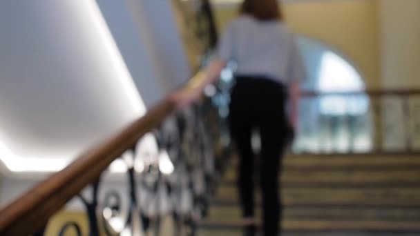 Mädchen steigt die Treppe im Altbau hoch — Stockvideo