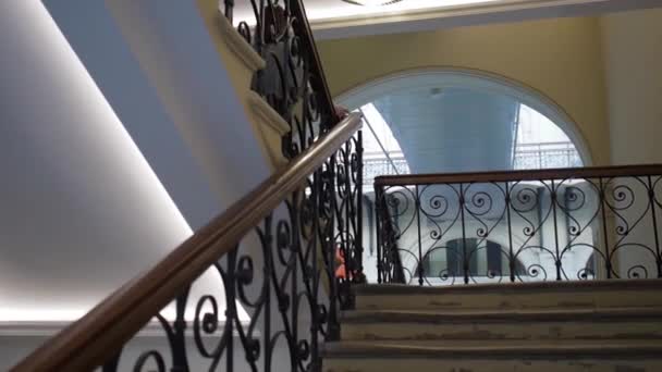 Mädchen geht die Treppe in einem luxuriösen Altbau hinunter — Stockvideo