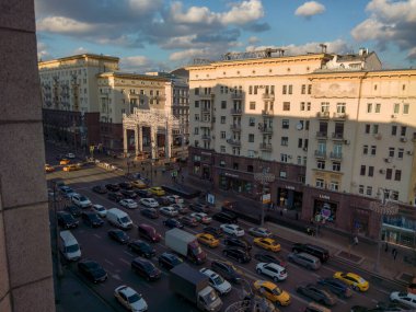 MOSCOW, RUSSIA - 21 Şubat 2020: Merkez Telgraf 'ın balkonundan Tverskaya Caddesi' nde trafik