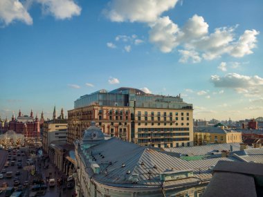 MOSCOW, RUSSIA - 21 Şubat 2020: Merkezi Telgraf 'ın balkonundan Ritz-Carlton otelinin Tverskaya caddesindeki görüntüsü