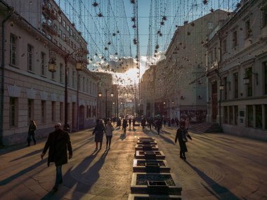 MOSCOW, Rusya - 21 Şubat 2020 Kamergersky Lane 'den gün batımının görüntüsü
