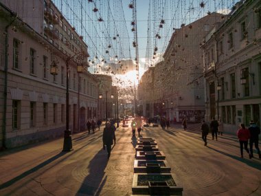 MOSCOW, Rusya - 21 Şubat 2020 Kamergersky Lane 'den gün batımının görüntüsü