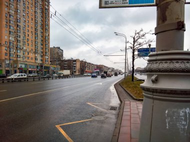MOSCOW, Rusya - 2 Mart 2020: otobüs durağından uzaklaşan geniş, ıslak bir yol. Varşova otoyolu.