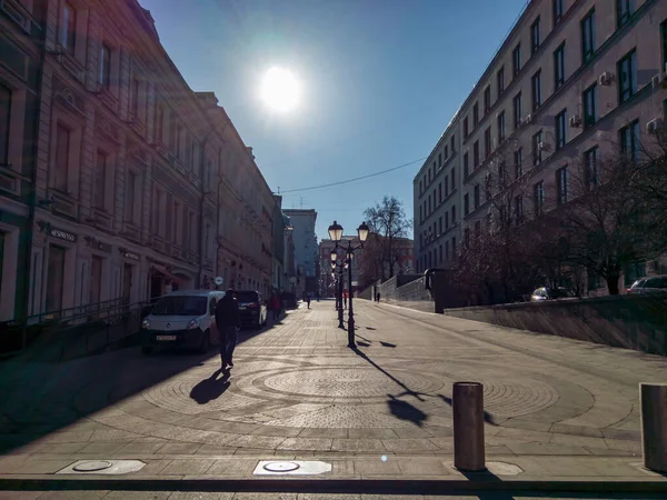 Москва Россия Марта 2020 Низкое Солнце Над Переулком Столешникова Направлении — стоковое фото