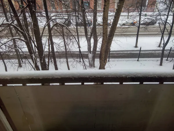 Вид Окна Балкона Заснеженную Улицу Покрытые Снегом Перила Парковке Вдоль — стоковое фото