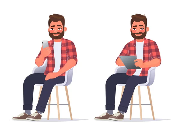 El hombre utiliza un teléfono inteligente y una tableta mientras está sentado en una silla. Int. — Vector de stock