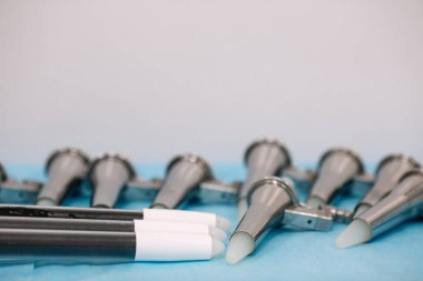 Anoscopes, proctoscopes ve rectoscopes üzerinde mavi tıbbi masa örtüsü