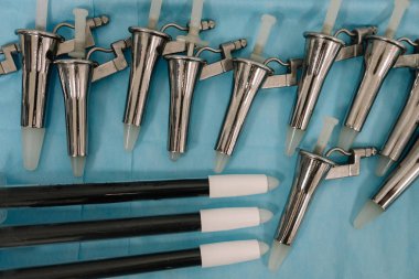 Anoscopes, proctoscopes ve rectoscopes üzerinde mavi tıbbi masa örtüsü