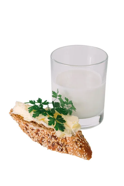 Szklankę Mleka Chleb Masłem Gałązką Pietruszki Białym Tle — Zdjęcie stockowe