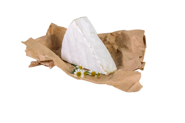 Kawałek Brie Papier Pakowy Rumianku Białym Tle — Zdjęcie stockowe