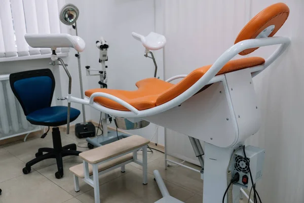 İşyeri jinekolog. Jinekolojik sandalye, doktorun sandalye, tıbbi lamba, Kolposkop video sistemi ile