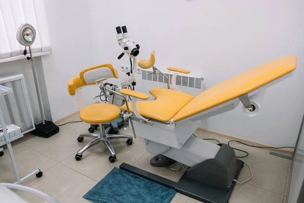 İşyeri jinekolog. Jinekolojik sandalye, doktorun sandalye, tıbbi lamba, Kolposkop video sistemi ile