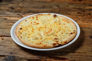 Dört peynirli pizza quattro fromaggi ahşap arka plan üzerinde