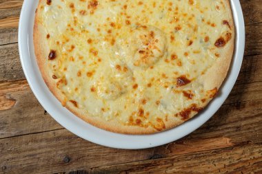 Dört peynirli pizza quattro fromaggi ahşap arka plan üzerinde. Üstten görünüm