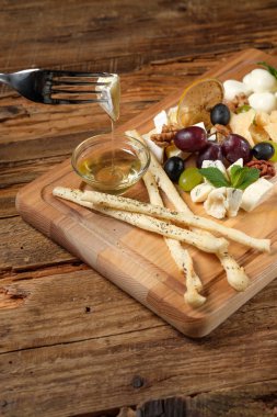 Parça çatal peynir tabağı ahşap arka plan üzerinde yukarıda üzerinde peynir