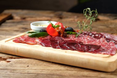 Ahşap zemin üzerine kurulu ile çeşitli füme et kesme