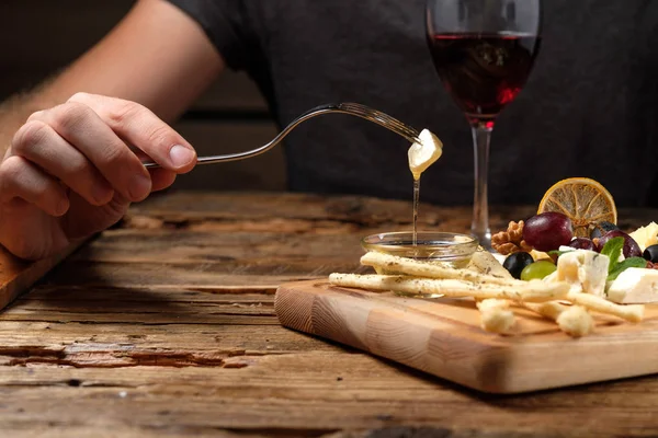 Bir Parça Peynir Peynir Tabağı Yukarıda Bir Çatalla Ahşap Arka — Stok fotoğraf