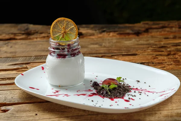 Śniadanie Jogurt Berry Czekoladowe Okruchy Podłoże Drewniane — Zdjęcie stockowe