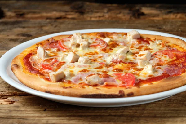 Pizza Com Presunto Frango Tomate Sobre Fundo Madeira — Fotografia de Stock