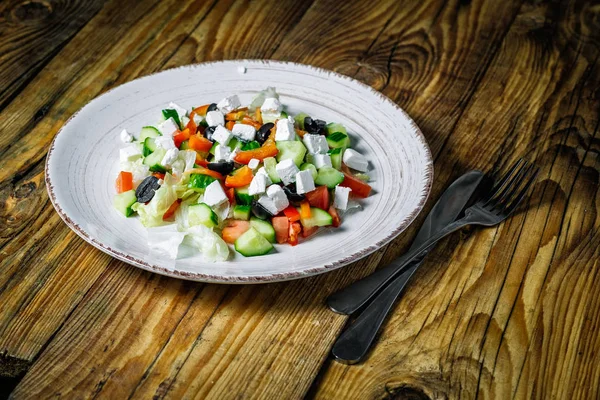 Ensaladas griegas sobre mesa de madera — Foto de Stock