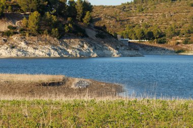 Gün batımında mavi sularla birlikte Beniarres rezervuarının üzerinde, İspanya