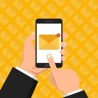 Gelen ileti kavramı. El sarı arka plan, tebliğ üstünde perde smartphone zarf simgesi ile tutun. E-posta pazarlama. Düz çizgi film tarzı. Vektör çizim. 