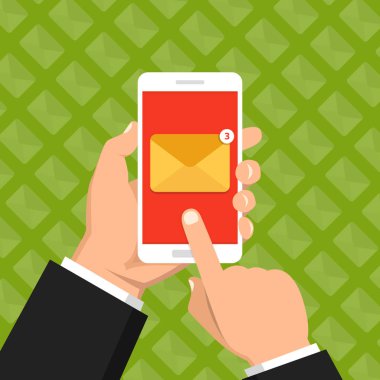 Gelen ileti kavramı. El yeşil arka plan, tebliğ üstünde perde smartphone zarf simgesi ile tutun. E-posta pazarlama. Düz çizgi film tarzı. Vektör çizim. 