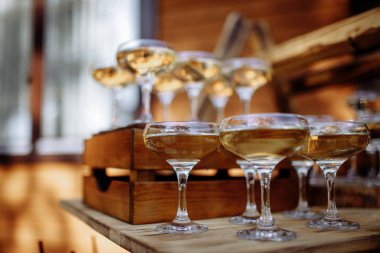 Gözlük tam düğün ziyafet masada beyaz şarap 