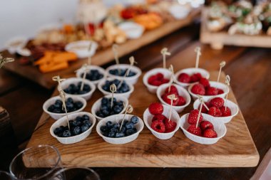 Böğürtlenler ahşap masada, yakın görüş.