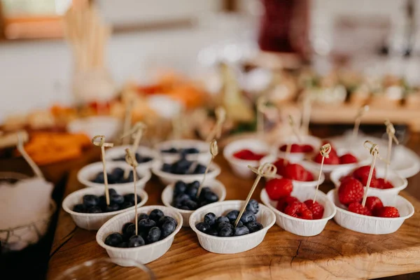 Böğürtlenler ahşap masada, yakın görüş.