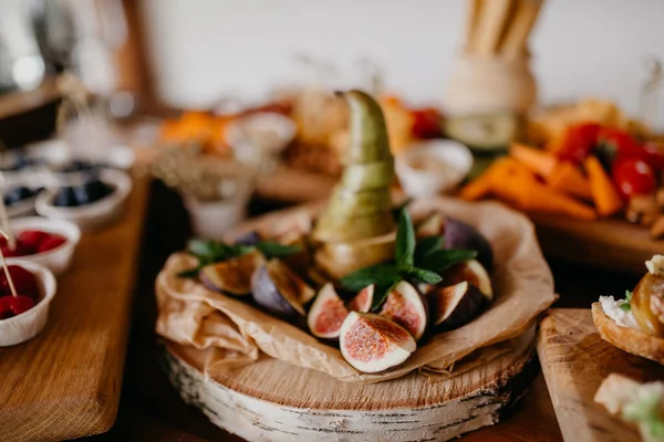 Vijgen Papier Houten Tafel Van Dichtbij Bekeken — Stockfoto