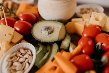 Çeri domatesli peynir tabağı, yakın görüş. 