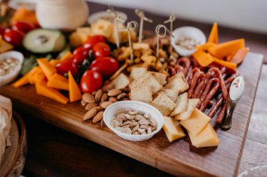 Çeri domatesli peynir tabağı, yakın görüş. 