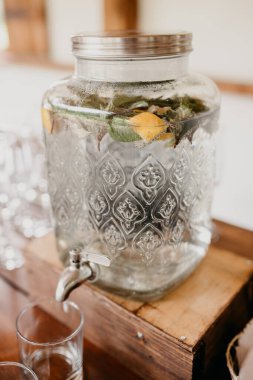 Büyük bir kavanozda limonata ve ahşap masa, yakın görüş. 