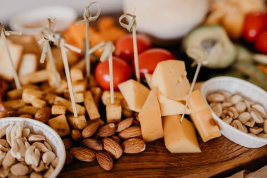 Çeri domatesli peynir tabağı, yakın görüş. 