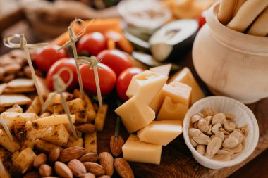 Çeri domatesli peynir tabağı, yakın görüş. 