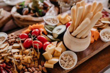 Çeri domatesli peynir tabağı, yakın görüş. 