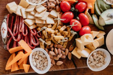 Çeri domatesli peynir tabağı, yakın görüş. 