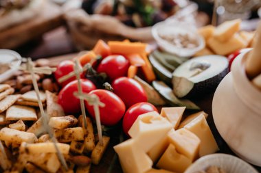 Çeri domatesli peynir tabağı, yakın görüş. 