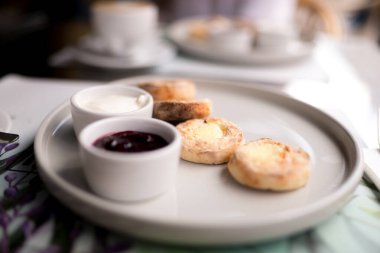 Süzme peynirli krep ve tatlı soslu tabak, yakın görüş.