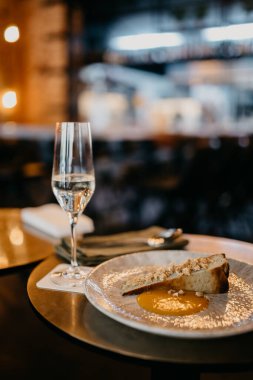 Lokantada bir bardak şampanya ve pasta, yakın görüş. 