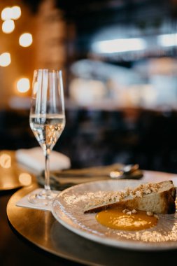 Lokantada bir bardak şampanya ve pasta, yakın görüş. 